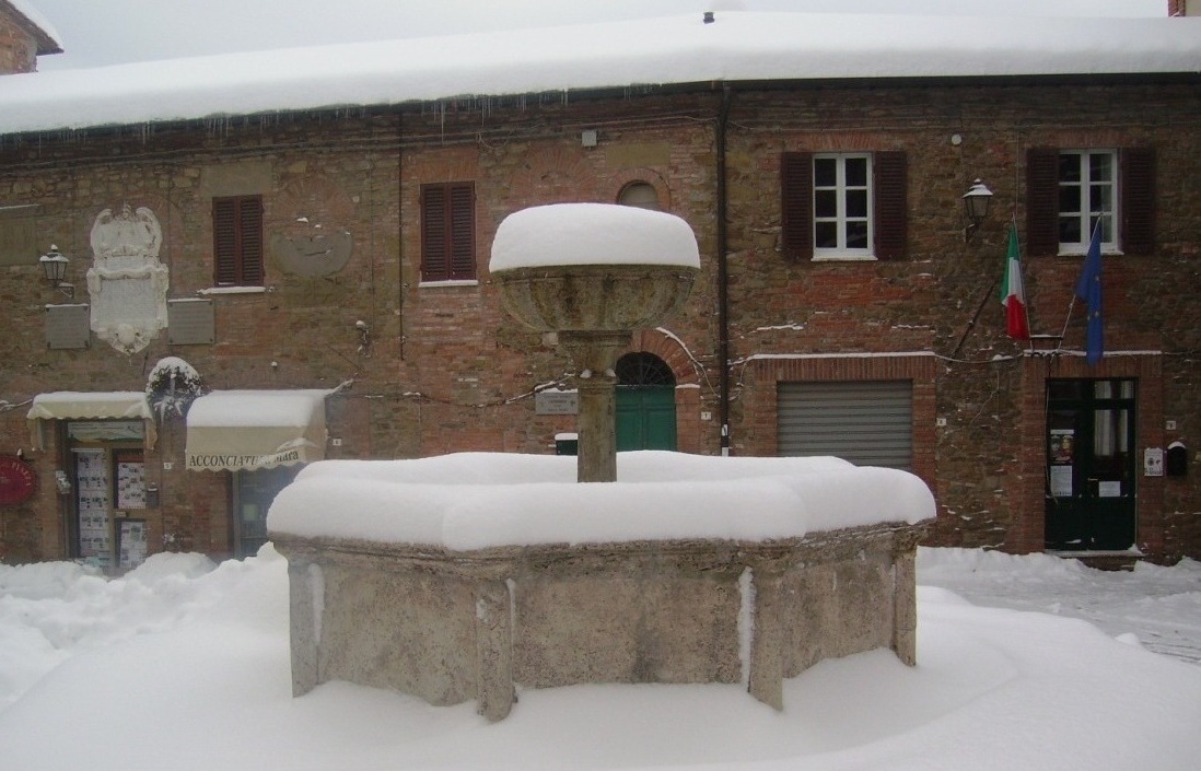 Fontana innevata di Piazza Umberto I a Panicale