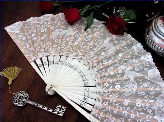 Ventaglio decorativo ricamato su tulle trasparente